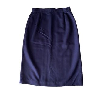 Vintage navy blue pencil skirt with back pleat detail, Size 10 (vintage)